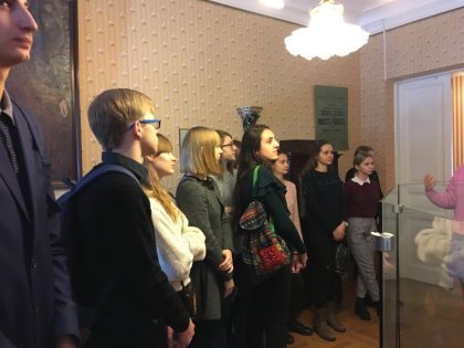 Учащиеся школы № 15 в музее поэта